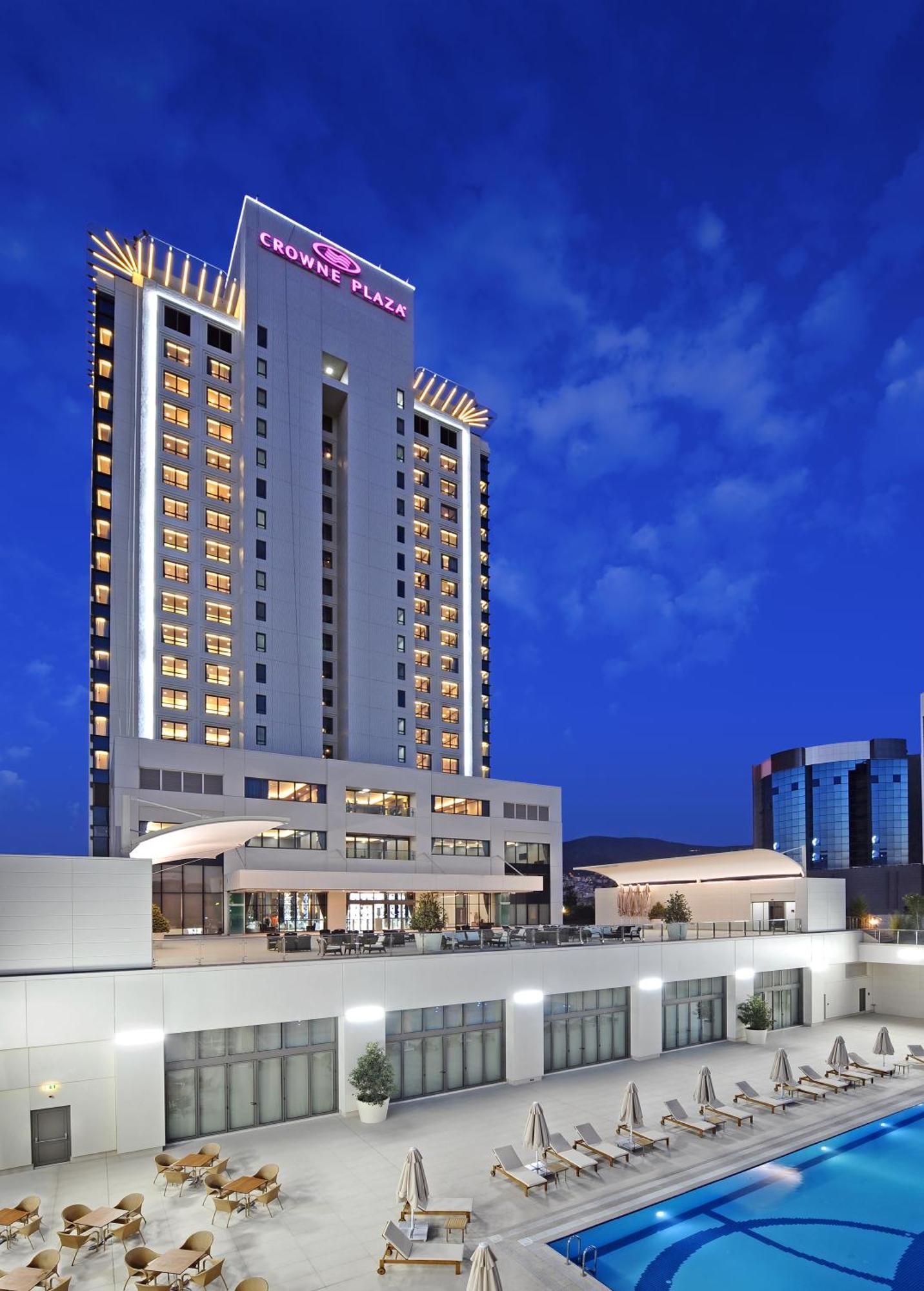 ホテル クラウン プラザ ブルサ コンベンション センター ＆ サーマル スパ エクステリア 写真 The hotel at night